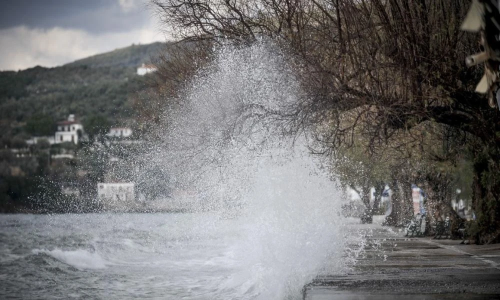 Μπήκαν νερά στις εγκαταστάσεις του αεροδρομίου της Νάξου λόγω της κακοκαιρίας